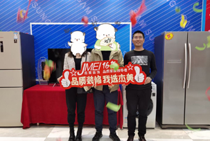 業主的時間不是很多，主要是交給了設計師，到現在為止看到的效果還是非常不錯的，其他的都沒有問題！業主說當時是在網上看到的我們杰美裝飾的，總共查看了幾家裝修，在他們小區，杰美裝飾也做了好幾套，業主就打了電話，最后就選擇了杰美裝飾。而且杰美裝飾對于風格類...